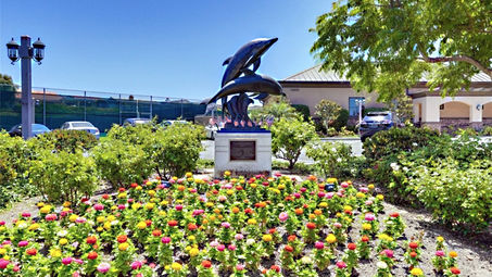 Niguel Shores dolphin statue