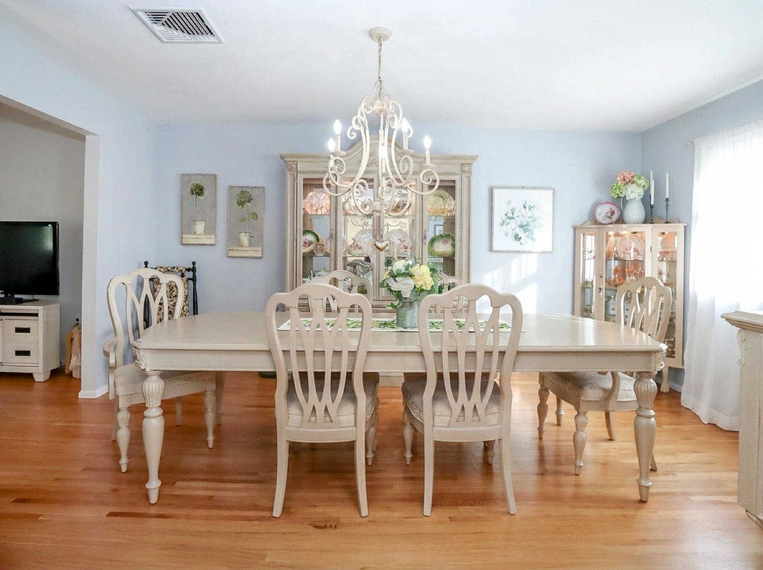 Formal dining room with hardwood floors in Tottenville Staten Island home