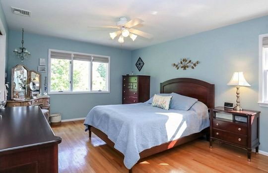 Spacious primary suite with an en-suite bath and abundant natural light
