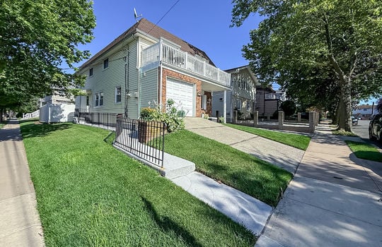 Corner view of Detached 2 family home
