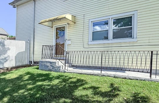 Side 1st floor 2 bedroom apartment entrance