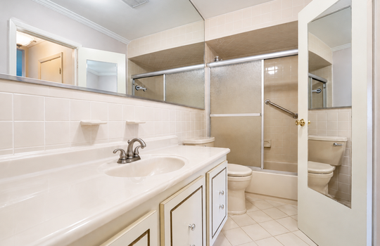 Updated full bathroom in Stonegate condo in Grasmere Staten Island