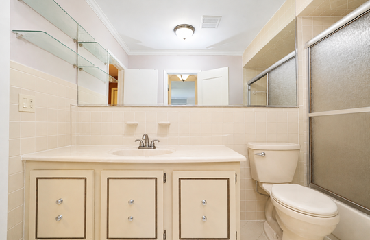 Updated full bathroom in Stonegate condo in Grasmere Staten Island