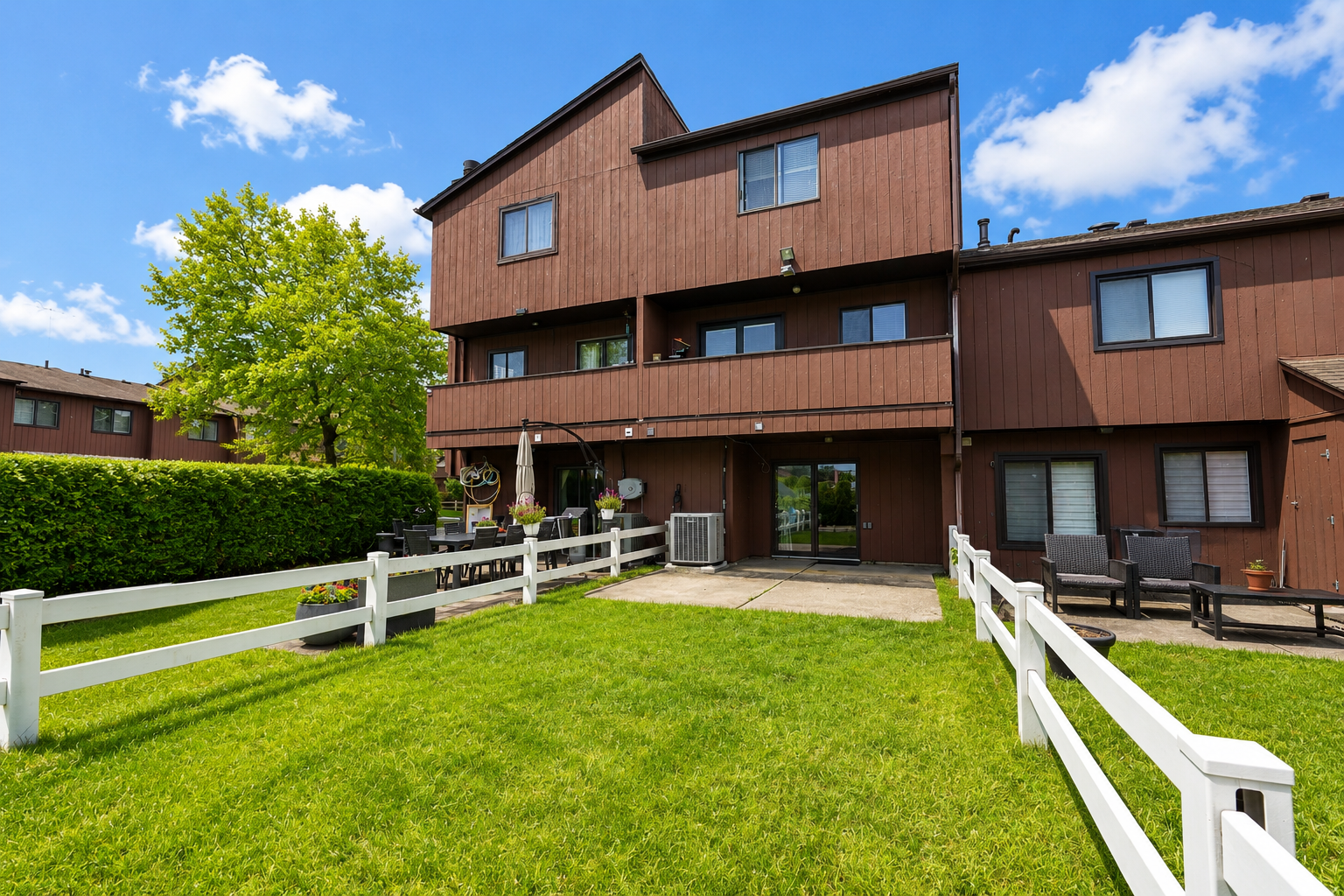 Outdoor lawn and patio area behind 7 Pamela Lane in Stone Gate
