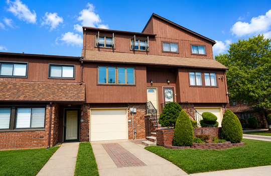 Three-bedroom Stonegate condo with garage in Grasmere Staten Island