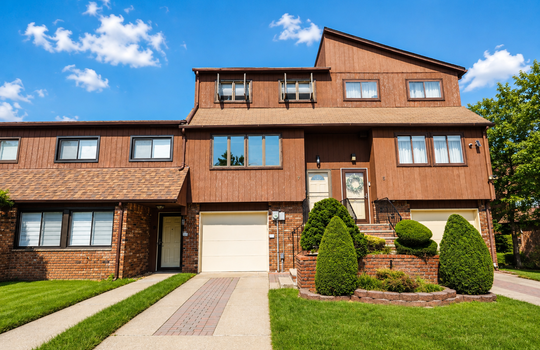 Three-bedroom Stonegate condo with garage in Grasmere Staten Island