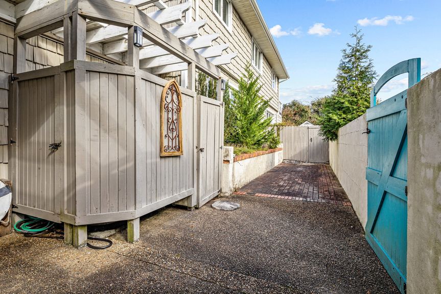 20-web-or-mls-8300 Ocean Front Ave, Virginia Beach, VA_11292024_Exterior_019