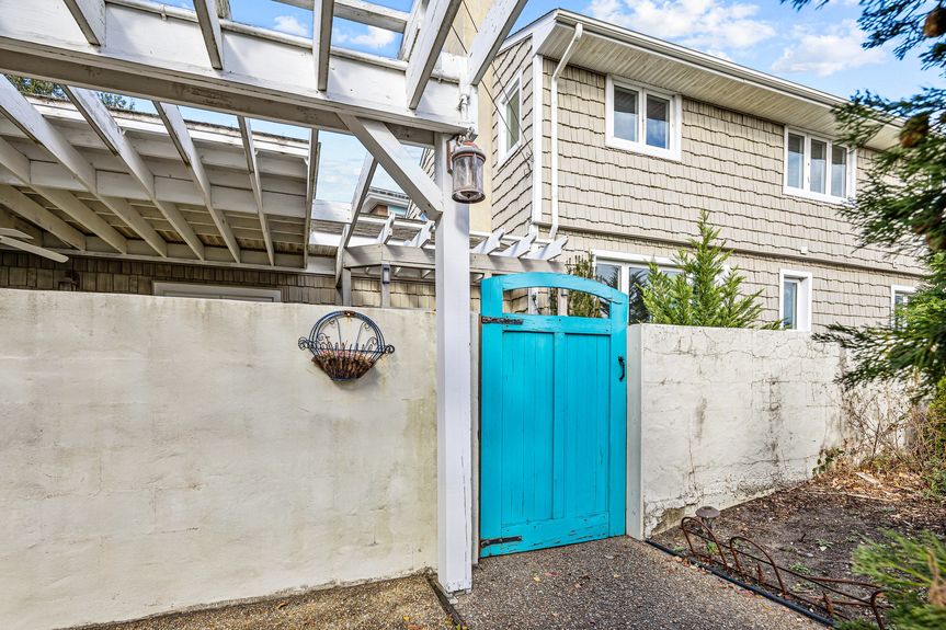 21-web-or-mls-8300 Ocean Front Ave, Virginia Beach, VA_11292024_Exterior_020