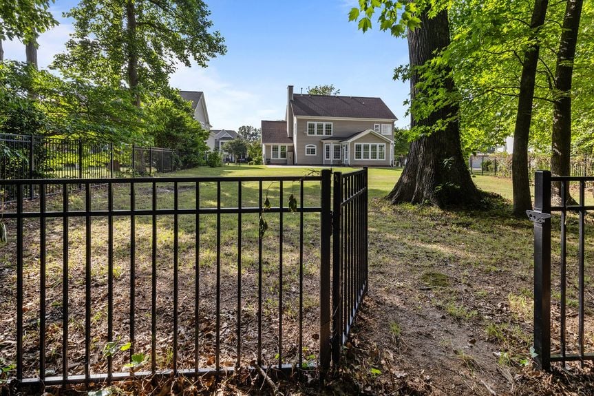 15-web-or-mls-5484 Memorial Dr, Virginia Beach, VA 05202025 Exterior 016