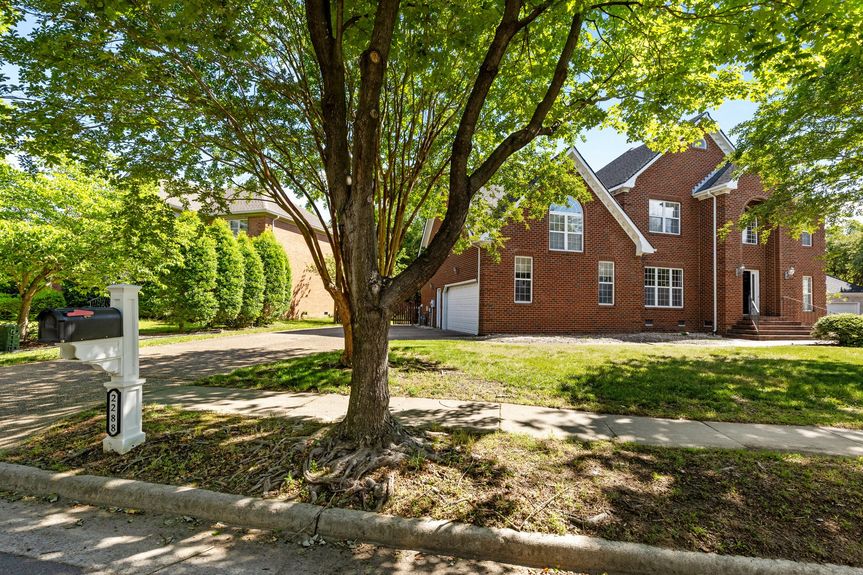 22-web-or-mls-2288 Souverain Ln, Virginia Beach, VA 05232025 Exterior 020