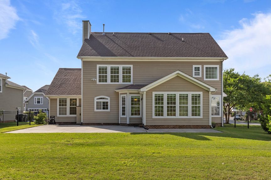 3-web-or-mls-5484 Memorial Dr, Virginia Beach, VA 05202025 Exterior 012