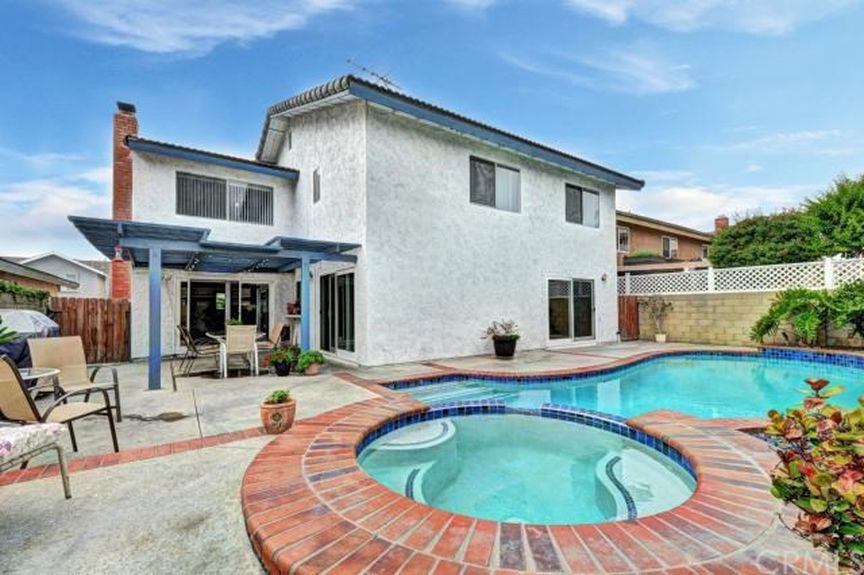 11390 Providencia ST2