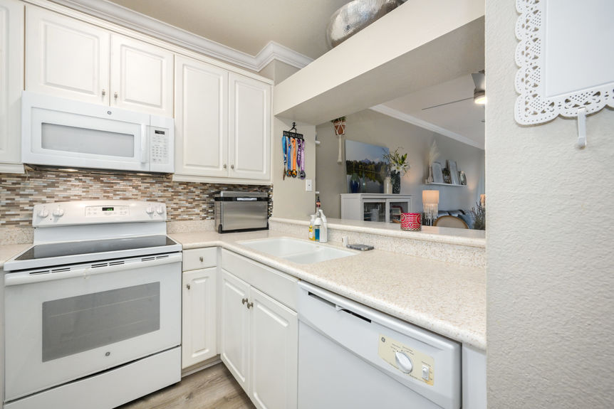 20301 Bluffside Cir Unit 208 Huntington Beach CA 92646 &#8211; 007 &#8211; Kitchen 1