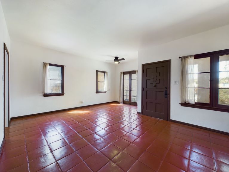 118 Termino Ave Long Beach CA 90803 &#8211; 008 &#8211; Living Room 3