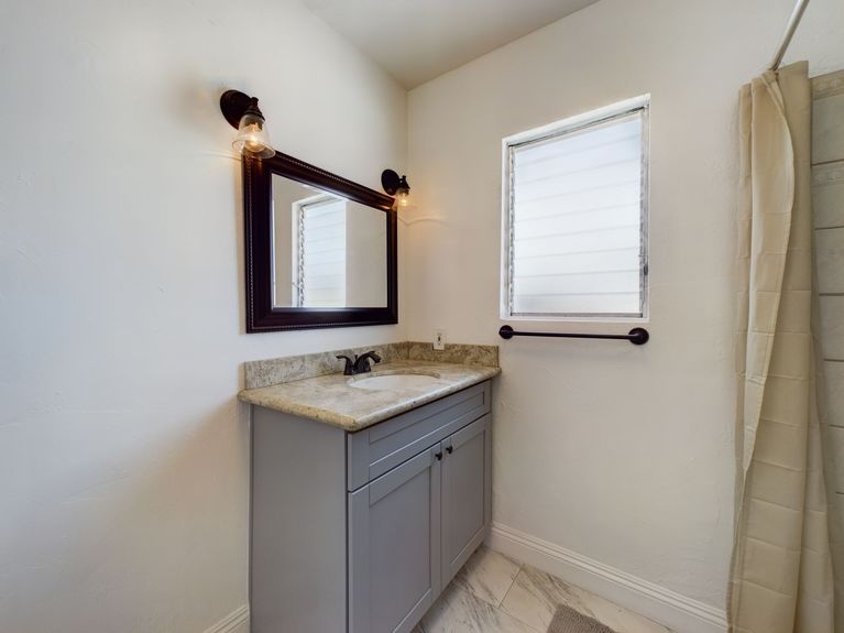 118 Termino Ave Long Beach CA 90803 &#8211; 030 &#8211; Bathroom 2-2