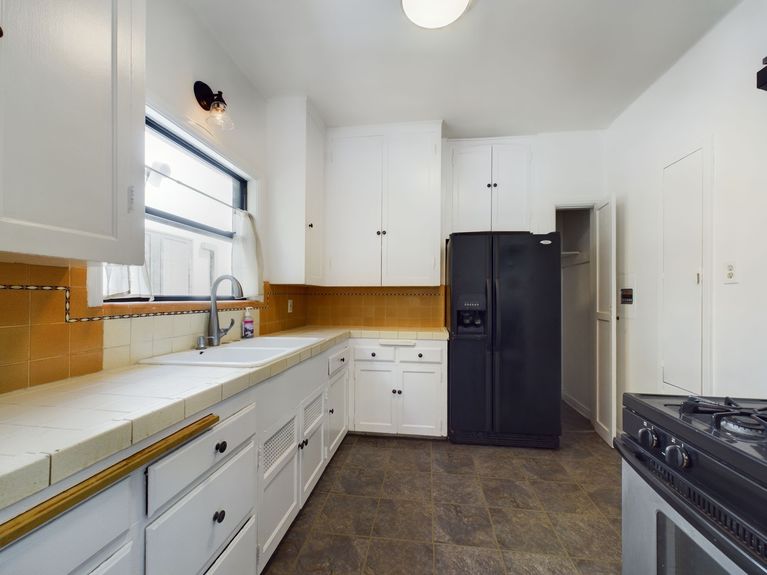 118 Termino Ave Long Beach CA 90803 &#8211; 042 &#8211; Kitchen 1