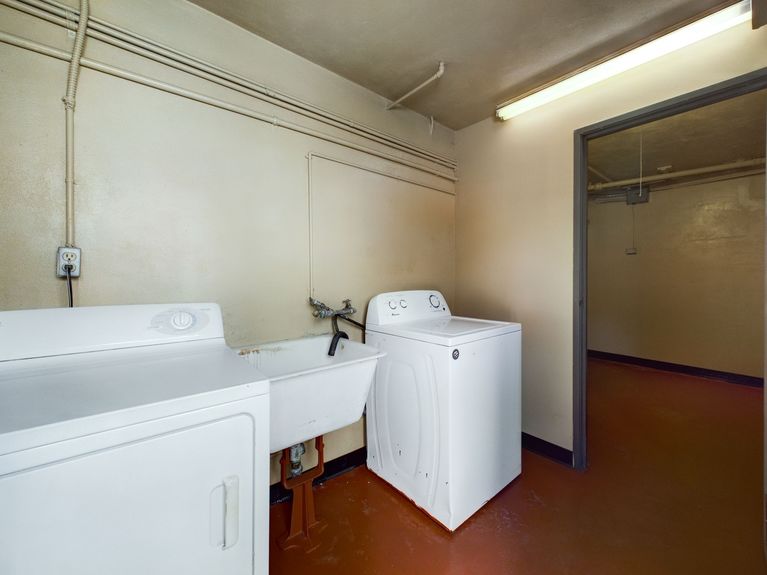 118 Termino Ave Long Beach CA 90803 &#8211; 053 &#8211; Laundry