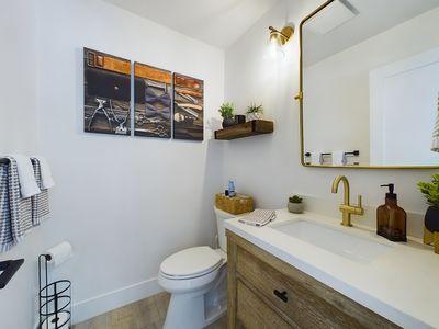 9843 Milton Cir Cypress CA 90630 &#8211; 023 &#8211; Downstairs Bathroom