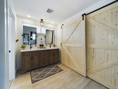 9843 Milton Cir Cypress CA 90630 &#8211; 030 &#8211; Primary Bathroom