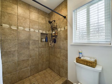 9843 Milton Cir Cypress CA 90630 &#8211; 032 &#8211; Primary Bathroom