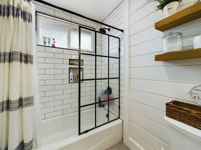 9843 Milton Cir Cypress CA 90630 &#8211; 037 &#8211; Bathroom 2