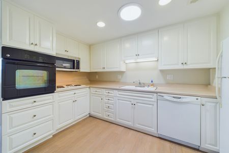 13221 El Dorado Seal Beach CA 90740 &#8211; 009 Kitchen