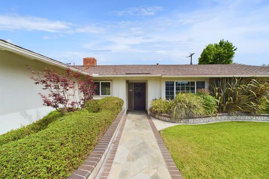 1696 Oahu Pl Costa Mesa CA 92626 &#8211; 005 &#8211; Front 5