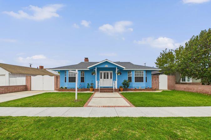 2021 Knoxville Ave Long Beach CA 90815 001 Front