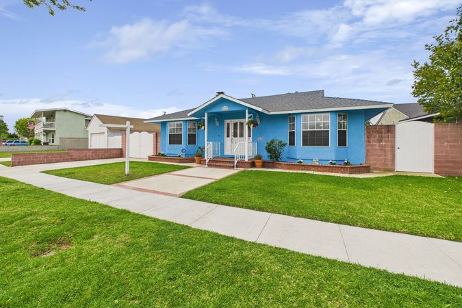 2021 Knoxville Ave Long Beach CA 90815 002 Front