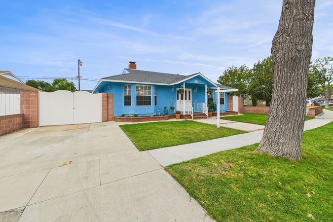 2021 Knoxville Ave Long Beach CA 90815 003 Front