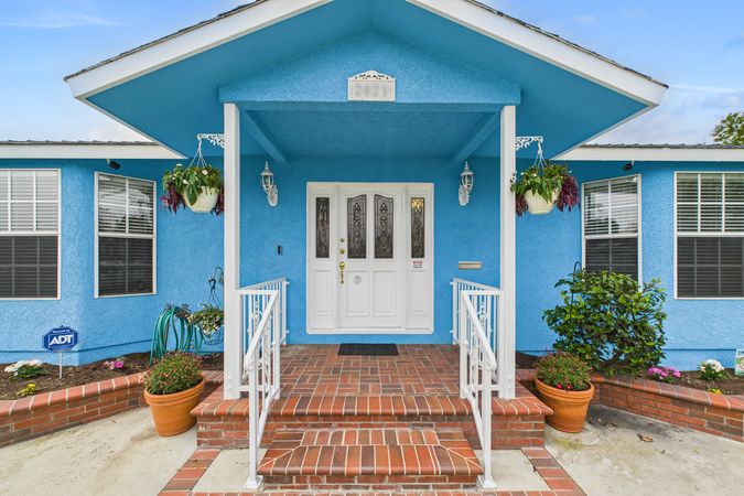 2021 Knoxville Ave Long Beach CA 90815 004 Front