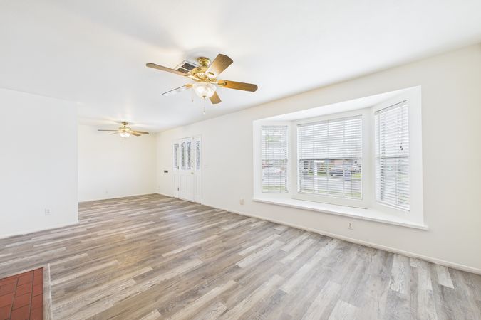 2021 Knoxville Ave Long Beach CA 90815 007 Living Room