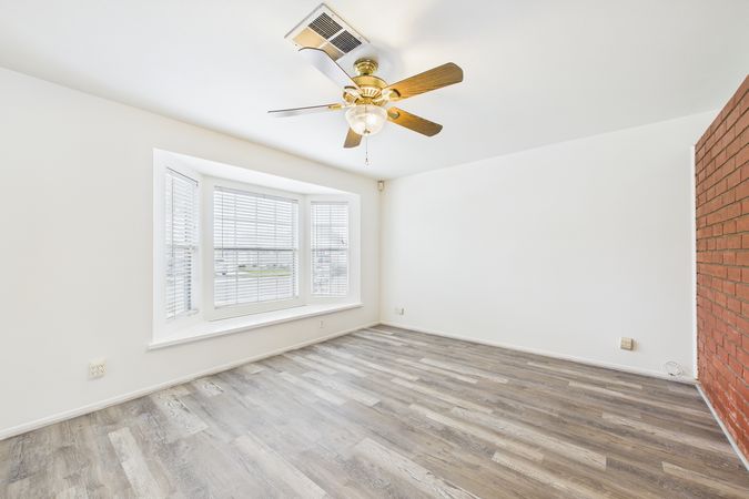 2021 Knoxville Ave Long Beach CA 90815 008 Living Room