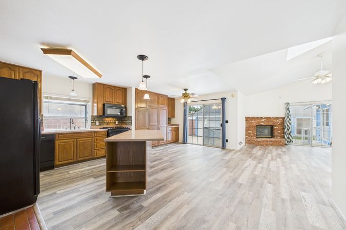 2021 Knoxville Ave Long Beach CA 90815 011 Kitchen