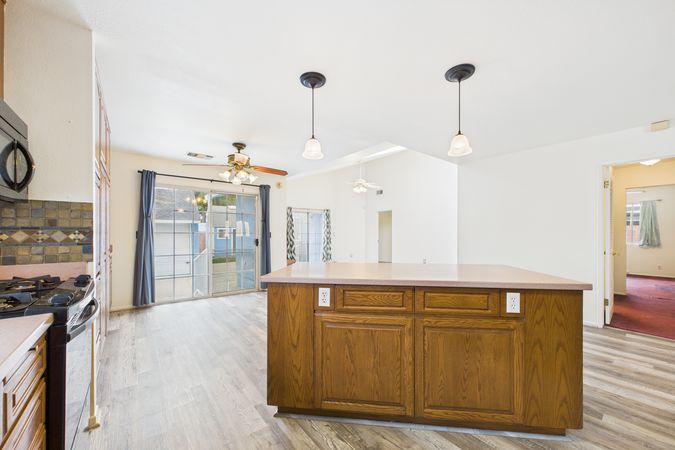 2021 Knoxville Ave Long Beach CA 90815 014 Kitchen