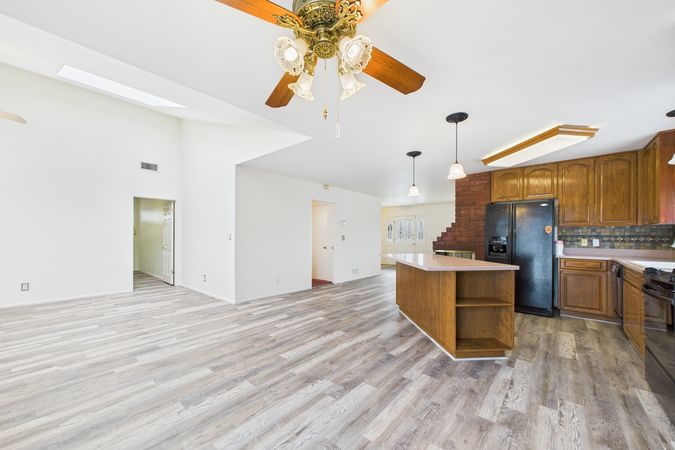 2021 Knoxville Ave Long Beach CA 90815 015 Kitchen