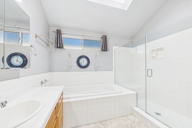 2021 Knoxville Ave Long Beach CA 90815 024 Primary Bathroom