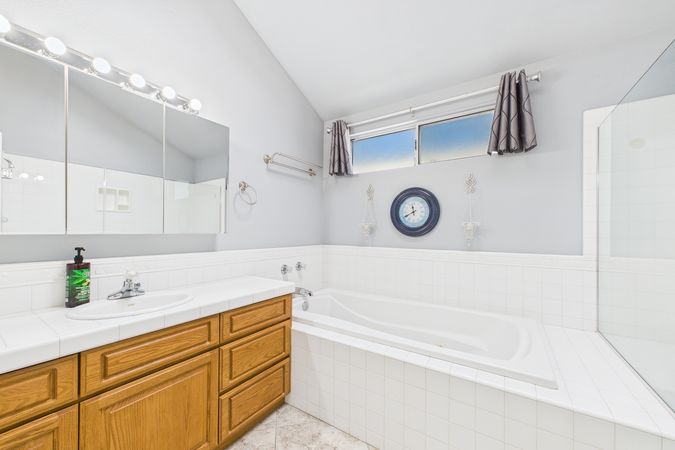 2021 Knoxville Ave Long Beach CA 90815 025 Primary Bathroom