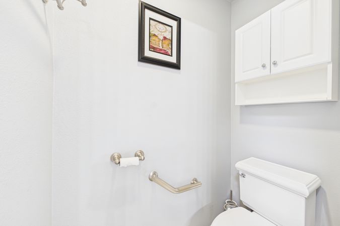 2021 Knoxville Ave Long Beach CA 90815 026 Primary Bathroom