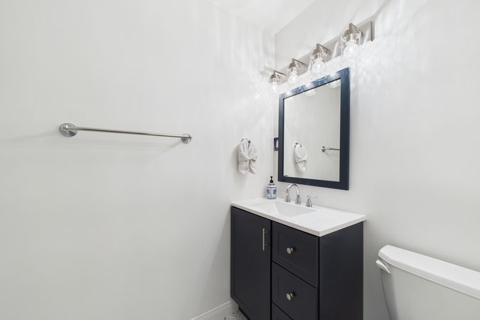 2021 Knoxville Ave Long Beach CA 90815 032 Bathroom