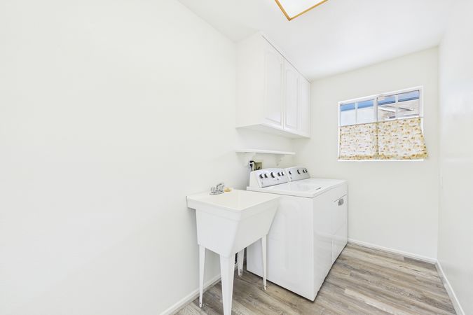 2021 Knoxville Ave Long Beach CA 90815 034 Laundry Room