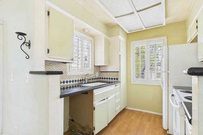 3500 S Greenville St A5 Santa Ana CA 92704 008 Kitchen