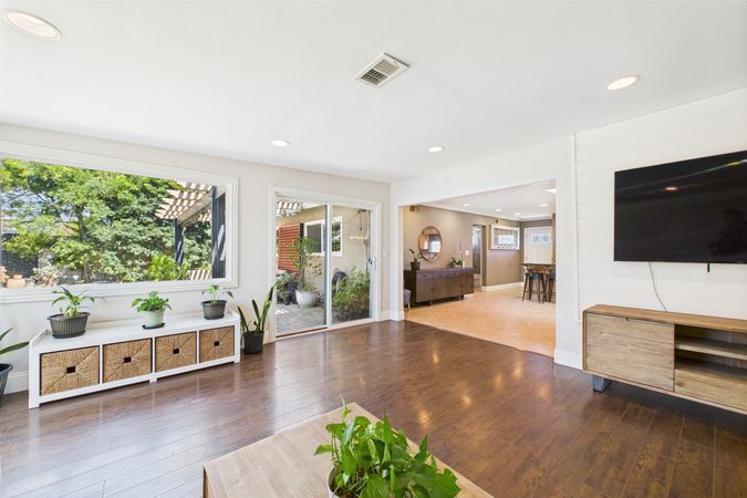 3647 W Myra Ave Anaheim CA 92804 - 017 - Living Room 4