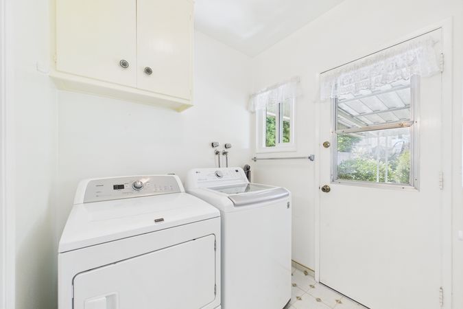 10569 Gregory Cir Cypress CA 90630 - 017 - Laundry