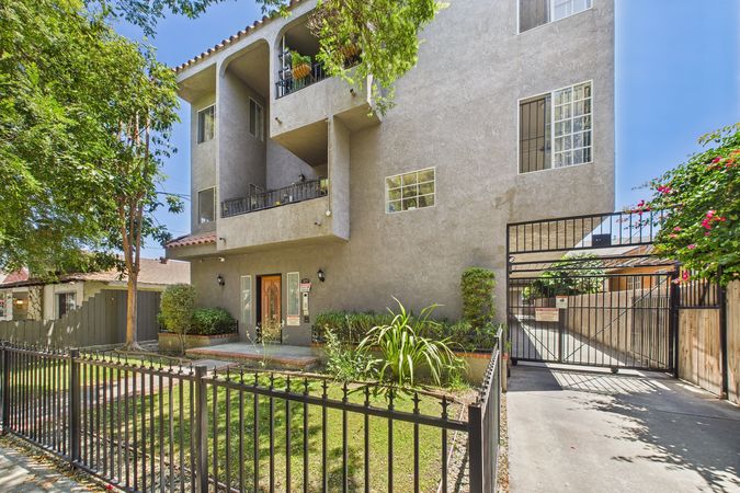 1200 Ohio Ave #6 Long Beach CA 90804 - 001 - Front