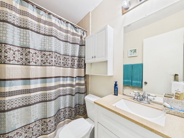 1331 W Cerritos Ave, Unit 25, Anaheim, CA - 020 - Bathroom 2