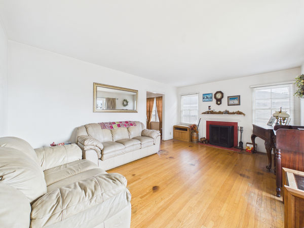 1331 E Marshall Pl, Long Beach, CA 90807 - 004 Living Room