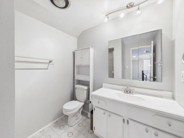 5375 Vista Real Cypress CA - 047 - Bathroom 3-2