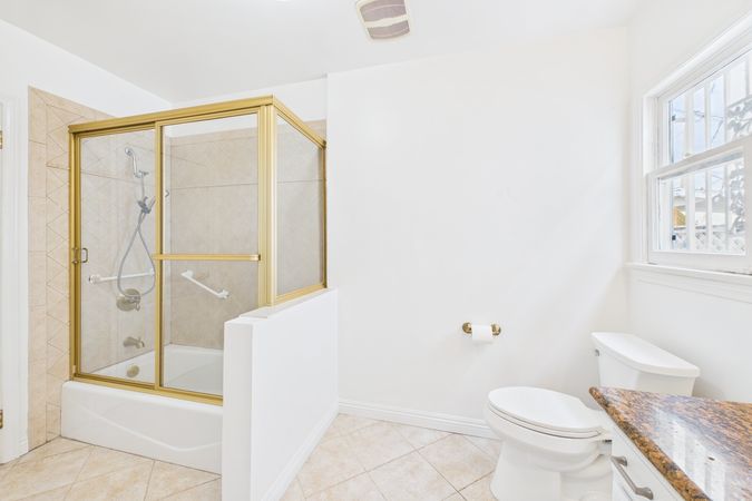 741 W Hill St Long Beach CA - 023 - Master Bathroom 2