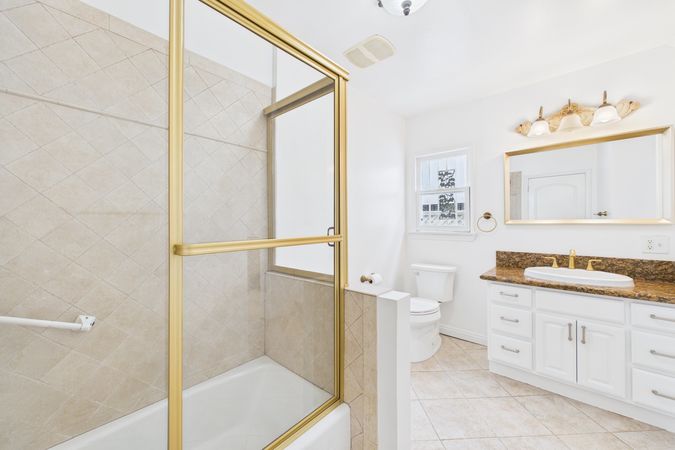 741 W Hill St Long Beach CA - 024 - Master Bathroom 3